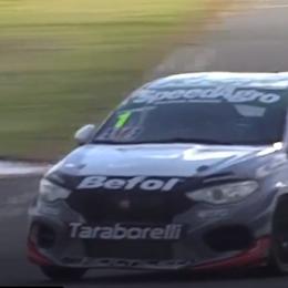 Un youtuber prendió fuego un Mercedes-Benz