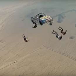 Locura aérea: Se tiraron con el auto desde un avión