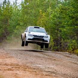 Valtteri Bottas despuntó el vicio arriba de un auto de rally