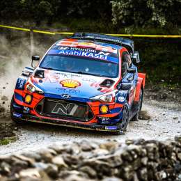 Dani Sordo se mantiene al frente en el cierre del sábado