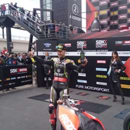 Jonathan Rea pisó fuerte en la Superpole Race