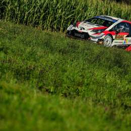 Tanak sigue al frente en Alemania pero Neuville lo presiona