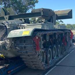 Un tanque de guerra apareció abandonado en una autopista