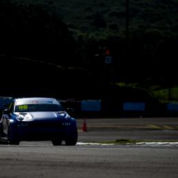 Urrutia festejó de local en el TCR South America 