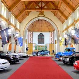 Era una Iglesia y ahora es un garage de autos y motos