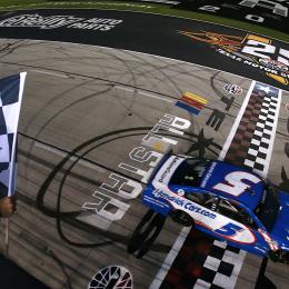 Nascar: Otra más del imbatible Larson