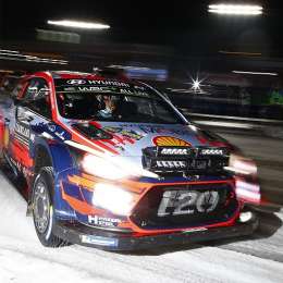 Neuville supera a tres campeones mundiales y lidera en Suecia