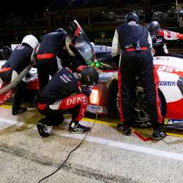 El Toyota de López sorteó la noche y encara el final de Le Mans como líder