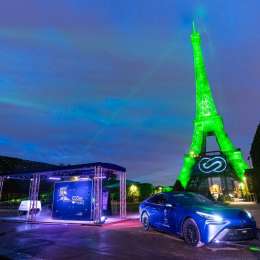 Toyota ilumina la torre Eiffel