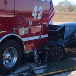 Lo puso en piloto automático y chocó contra un camión de bomberos