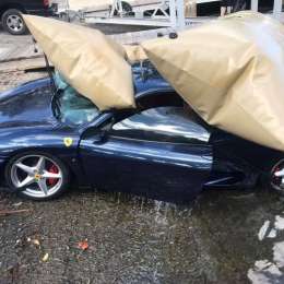 Discutió con un policía y tiró la Ferrari al agua