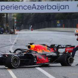 ¡Golpe de escena! Verstappen pinchó y perdió la carrera en Azerbaiyán