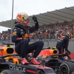 Verstappen pasó a Hamilton sobre el final y ganó en Francia
