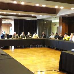 Una reunión de interfábricas de alto nivel, respaldo y acuerdos