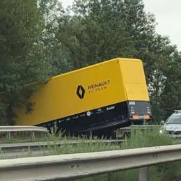 Un camión de Renault F1 se accidentó camino a Budapest