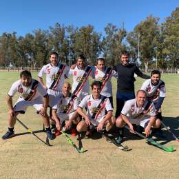Es piloto de TC y ahora también jugador de hockey