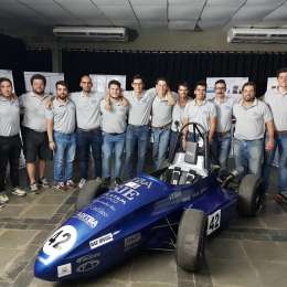 Alumnos armaron un auto de carrera para competir en el exterior