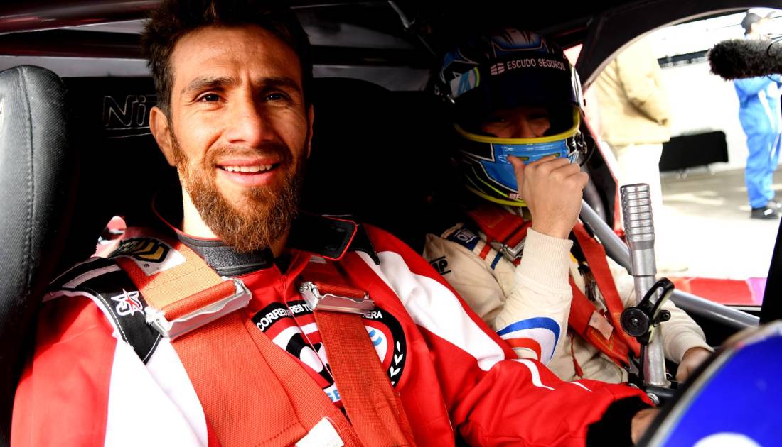 Ponzio y Scocco se dieron el lujo de manejar un TC