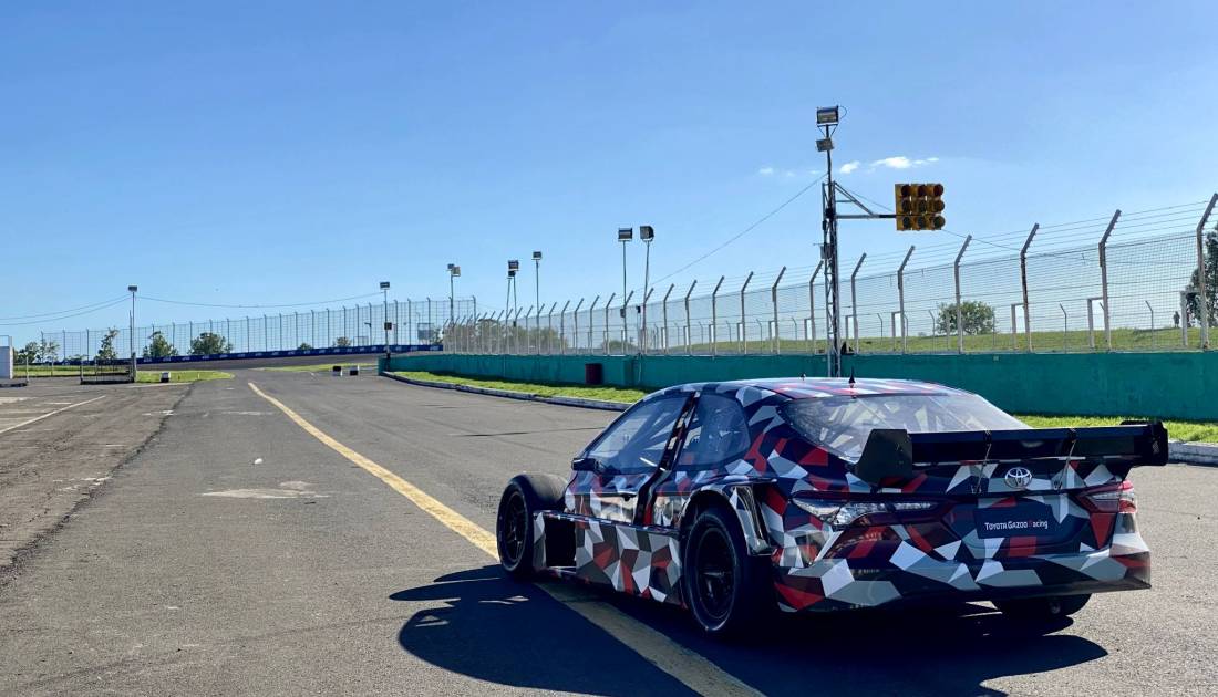 Rossi prueba por primera vez el Camry de TC