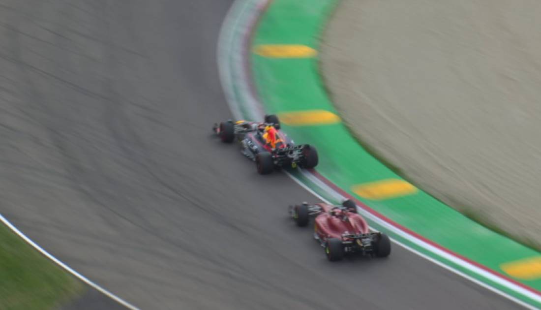 La maniobra de Verstappen a Leclerc