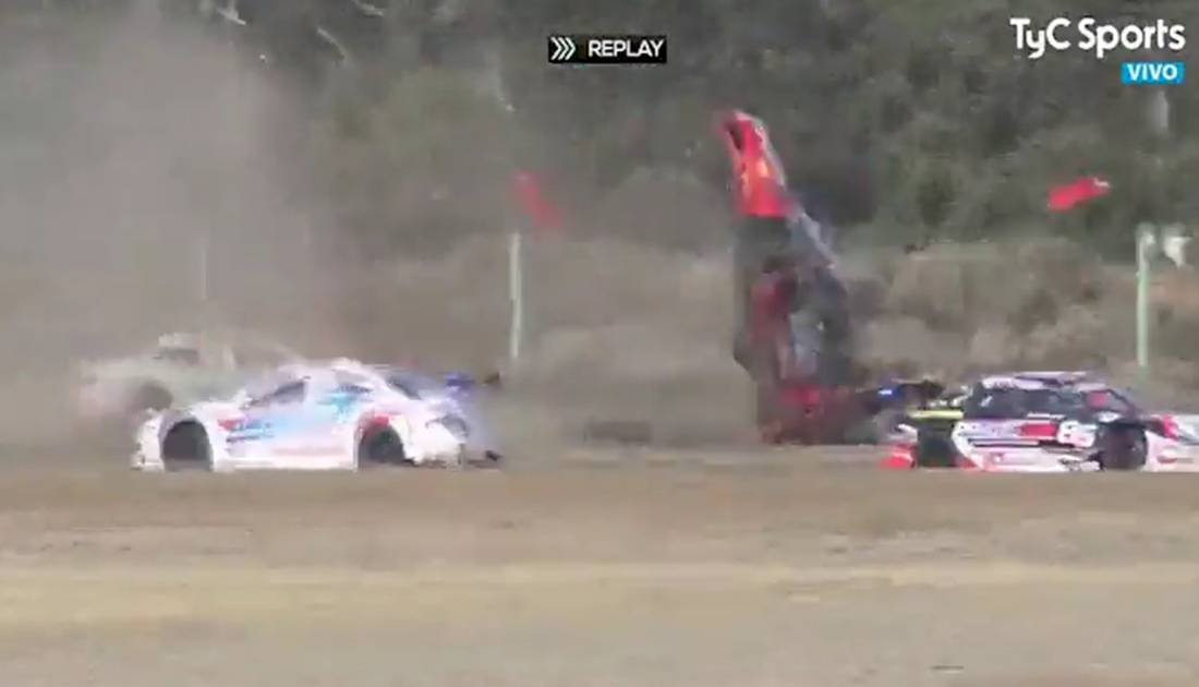 ¡Impactante accidente con vuelco en Viedma!