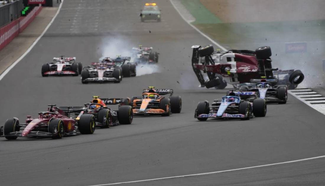 VIDEO: escalofriante accidente en el inicio de la F1 en Silverstone