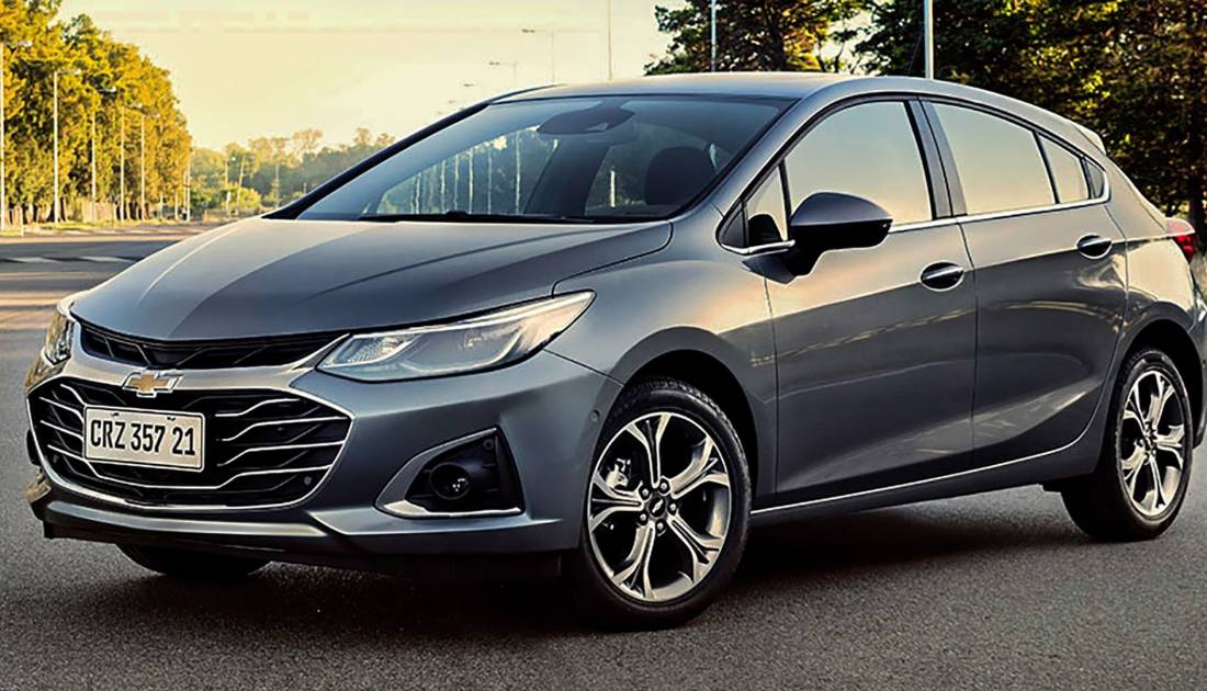 Chevrolet Cruze avanzó, y Fiat Cronos sigue arriba Carburando