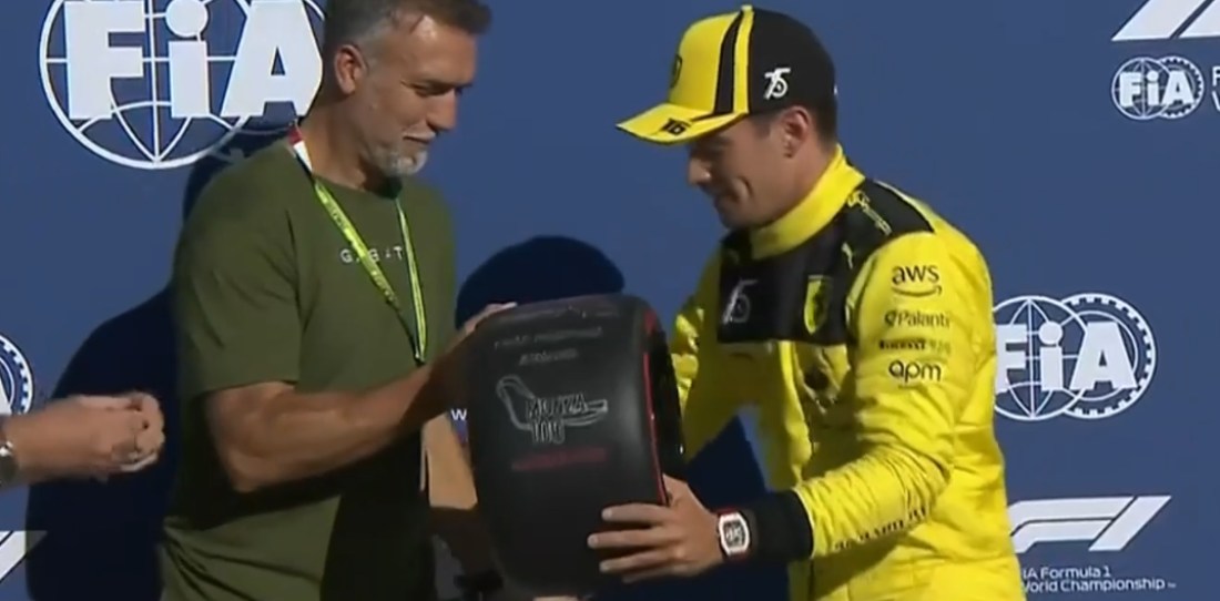 VIDEO: Batistuta le entregó a Leclerc el premio por la pole position de F1 en Monza