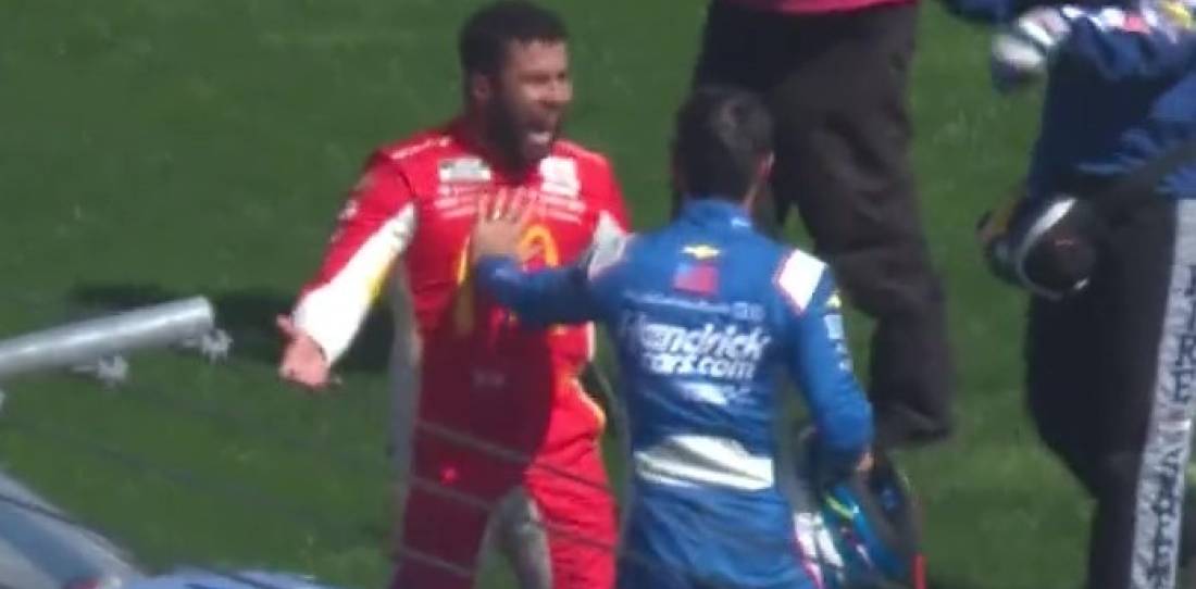 VIDEO: escándalo en NASCAR: dos pilotos a los manotazos en plena carrera