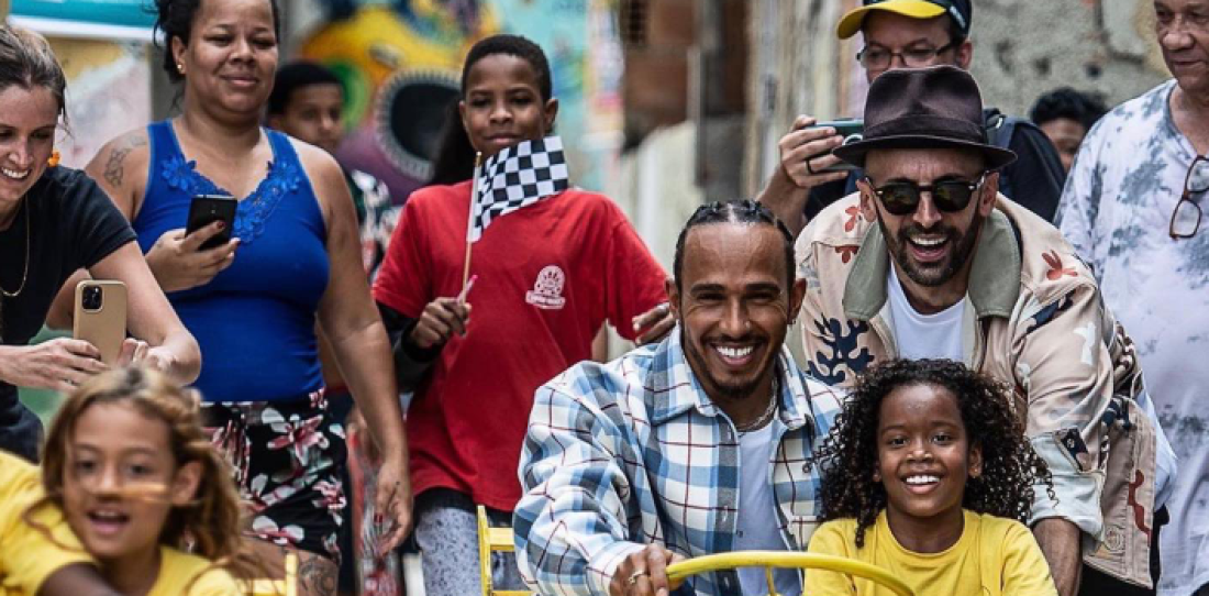 Lewis Hamilton se metió en una favela antes del Gran Premio de Interlagos de F1 en Brasil