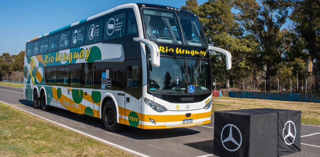 Mercedes-Benz Camiones y Buses afianza la seguridad para conductores y pasajeros