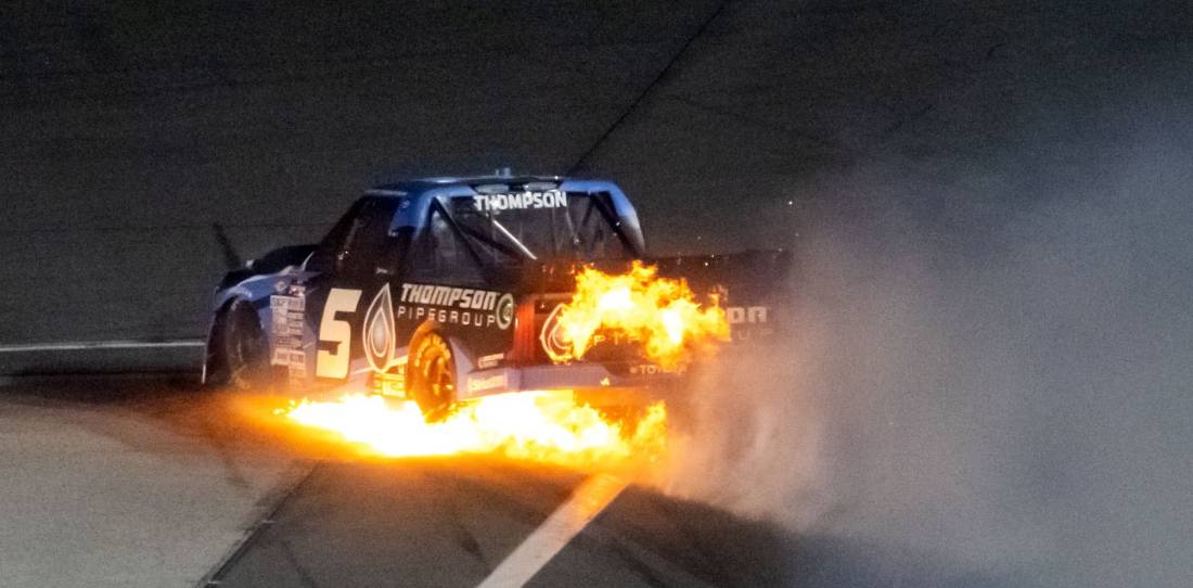 NASCAR: golpe múltiple y fuego durante la carrera de las camionetas en Daytona