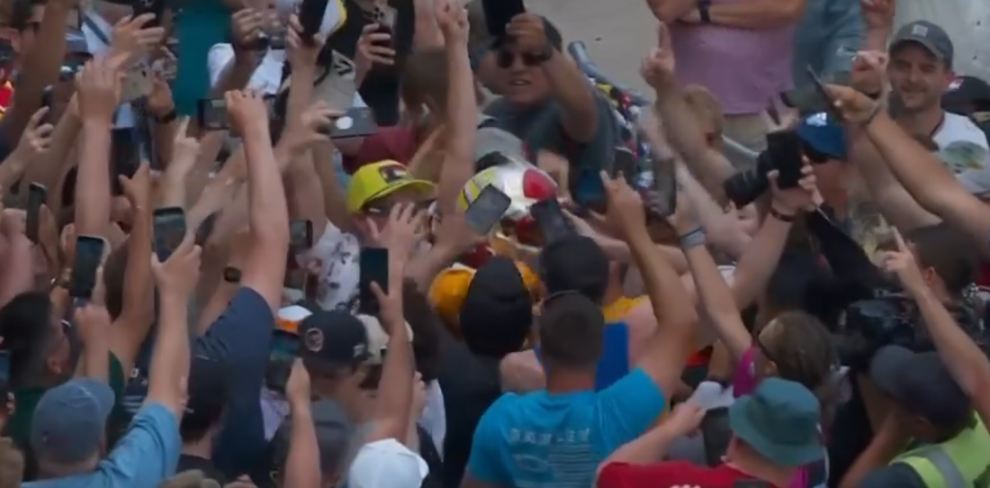 VIDEO: el alocado festejo de Newgarden entre los fans tras ganar Indy 500