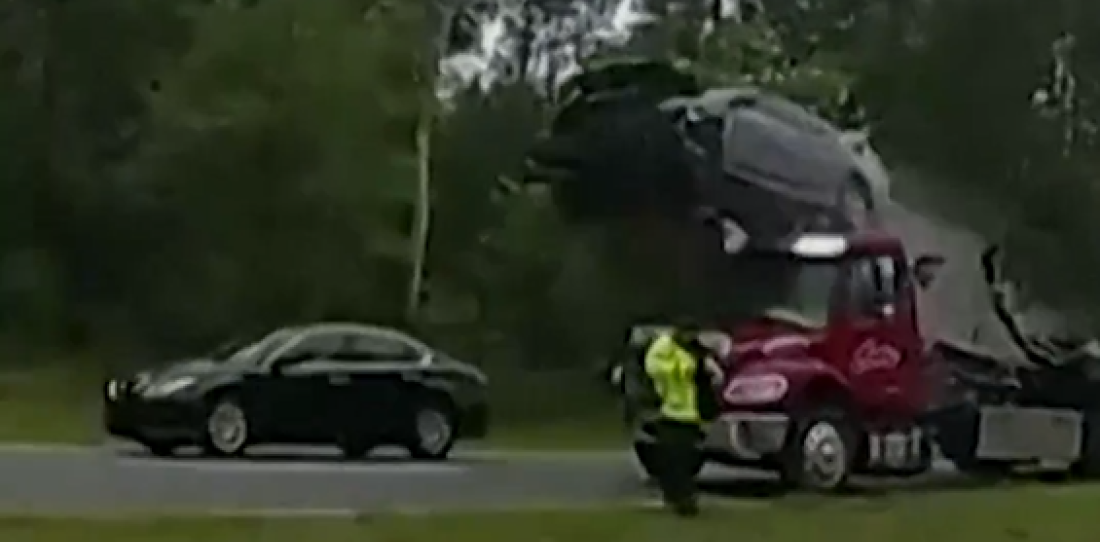 ¡De película! Un auto voló desde la rampa de un camión en Florida