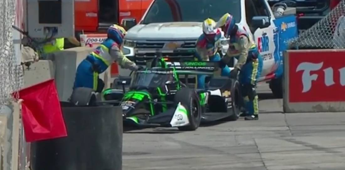 IndyCar: ¡Buscando el límite! Canapino se pasó de largo cuando arriesgo en una curva