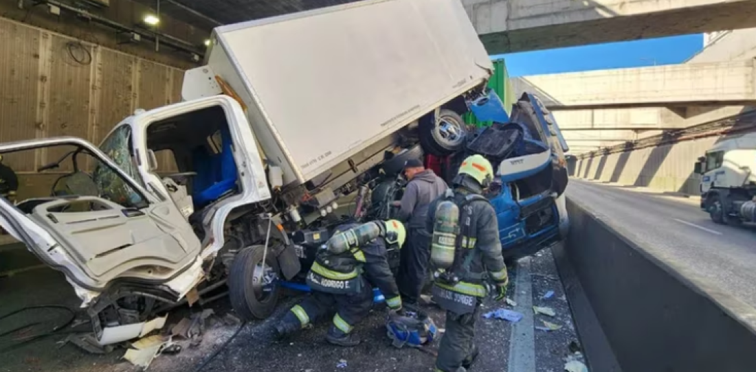 Brutal choque entre dos camiones en el Paseo del Bajo