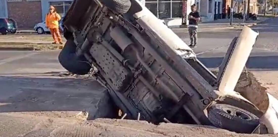 ¡Insólito! Una camioneta se incrustó en un pozo en una importante avenida de Rosario