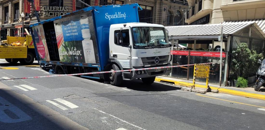 ¡Insólito! Un camión quedó atrapado en el asfalto de la Avenida Córdoba