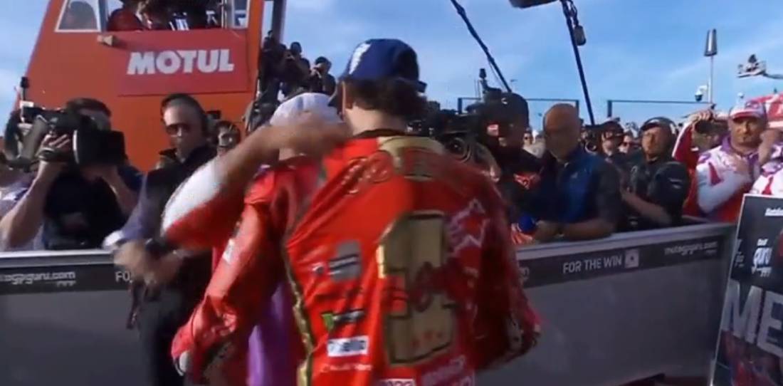 MotoGP: el fraternal abrazo entre Bagnaia y Martin luego de la definición