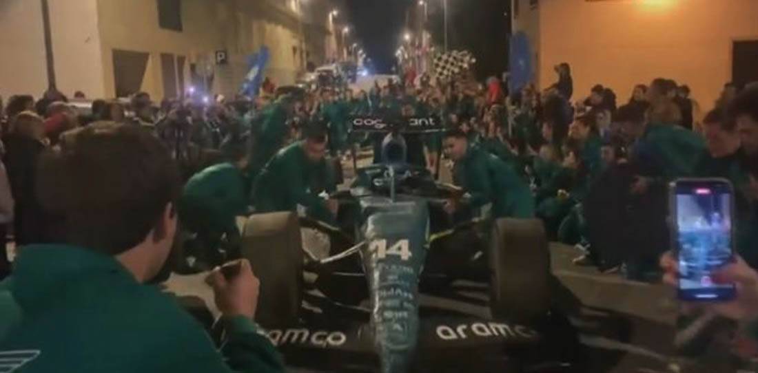 ¡Tremenda carroza! El F1 de Fernando Alonso "giró" en un carnaval