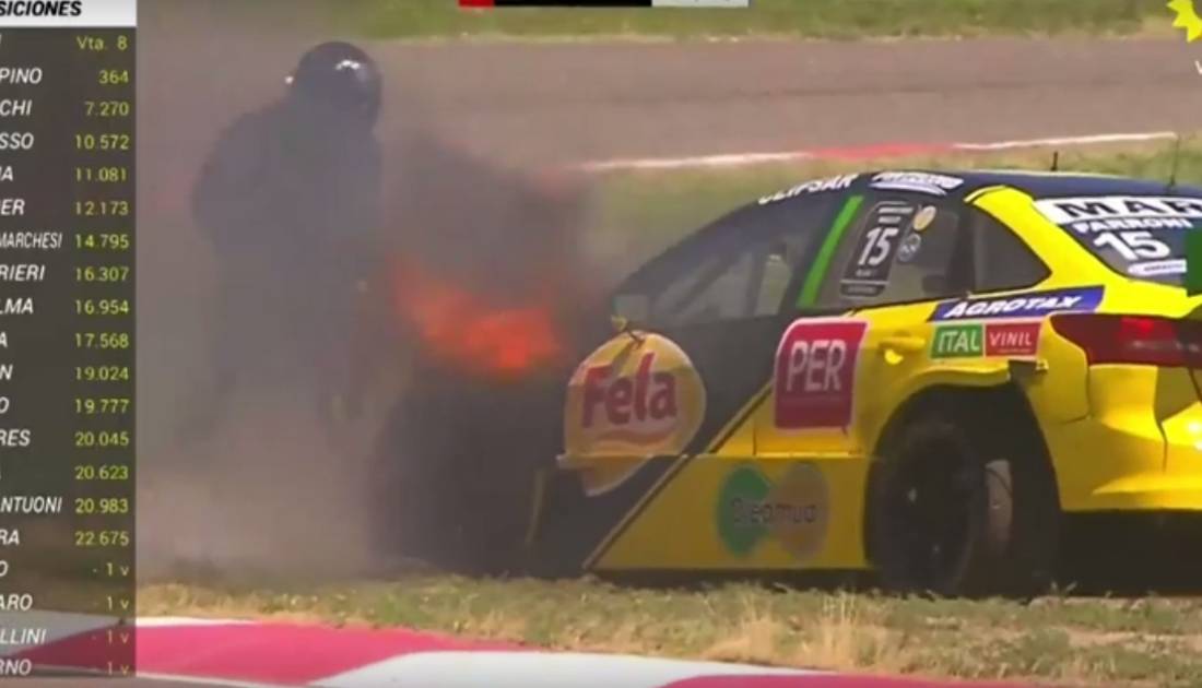 Fuego en el auto de Luciano Farroni