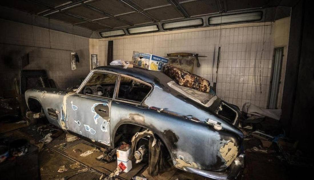 Autos de lujo en un galpón abandonado