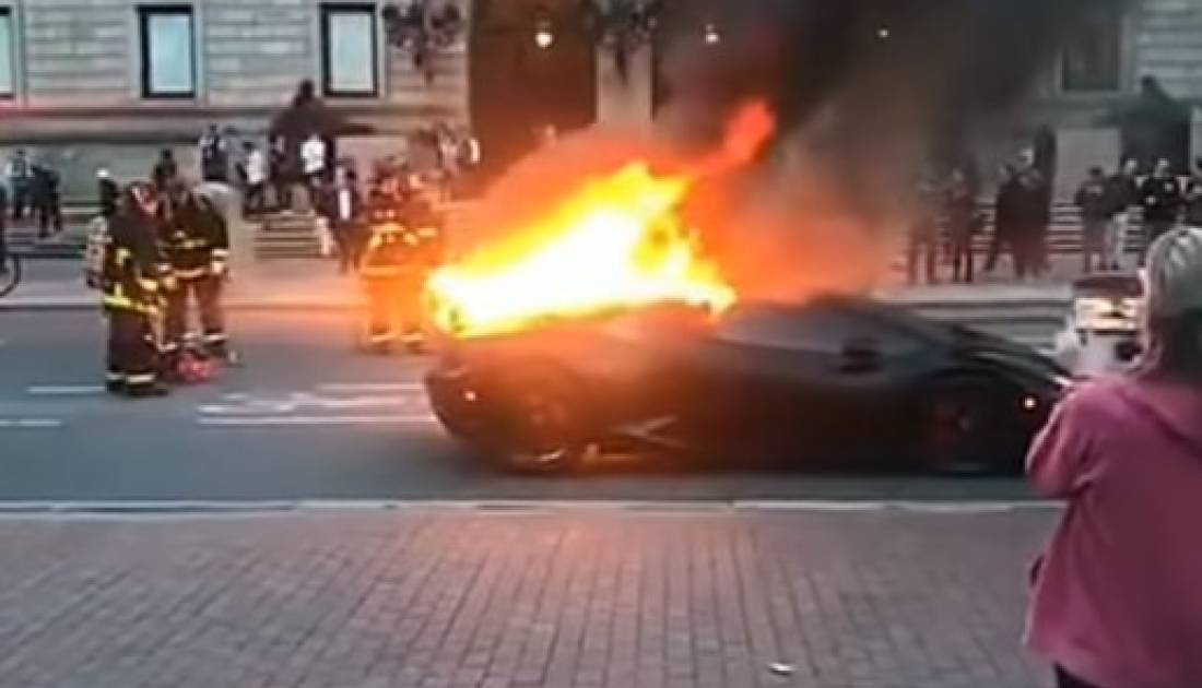 ¡300 mil dólares tirados a la basura! Increíble incendio de un Lamborghini