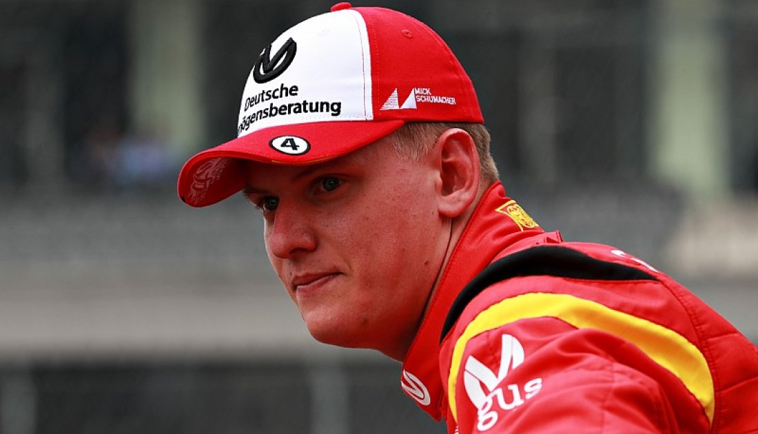 ¿Le agarraron el celular a Mick Schumacher?