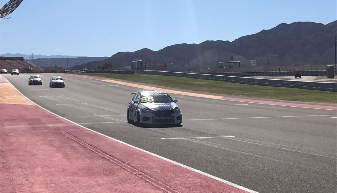 Figgo Bessone festejó en la carrera del sábado Carburando