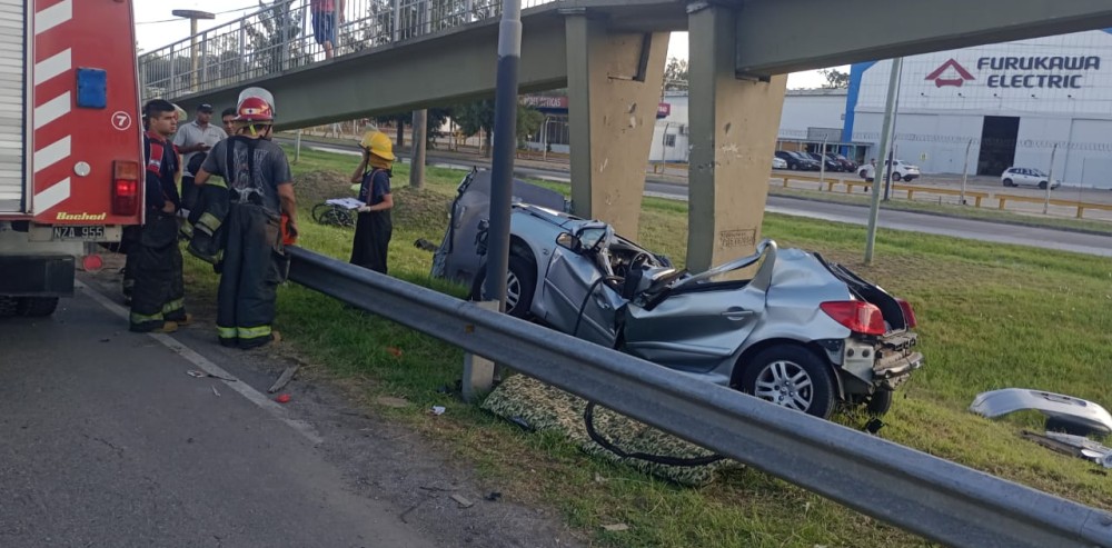 Tragedia en la ruta 2: un auto chocó contra un puente peatonal y ...