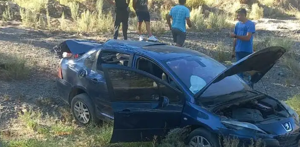 Peligro al volante: un camión volcó en la ruta 7 y embistió un auto ...