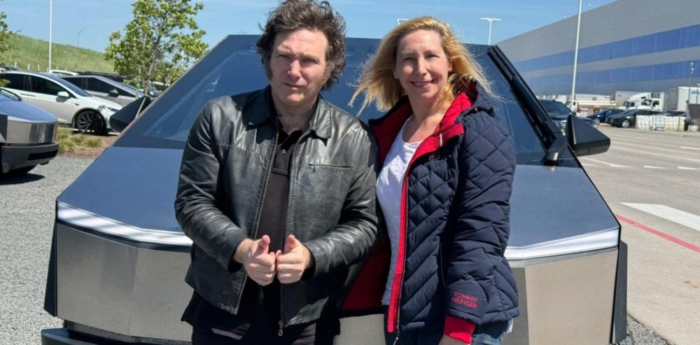 Javier Milei y su hermana Karina probaron la Tesla Cybertruck de Elon Musk