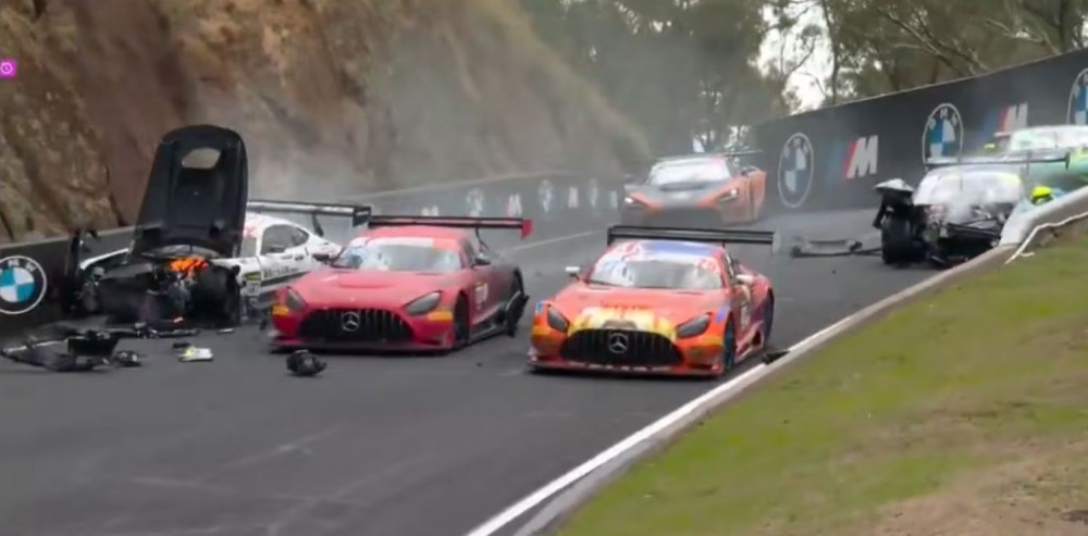 Escalofriante accidente en las 12 horas de Bathurst a 250km/h