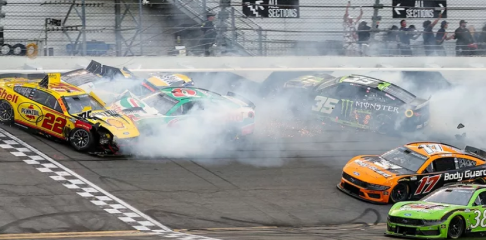NASCAR: ¡La última vuelta de Daytona 500 con un final al estilo Cars!